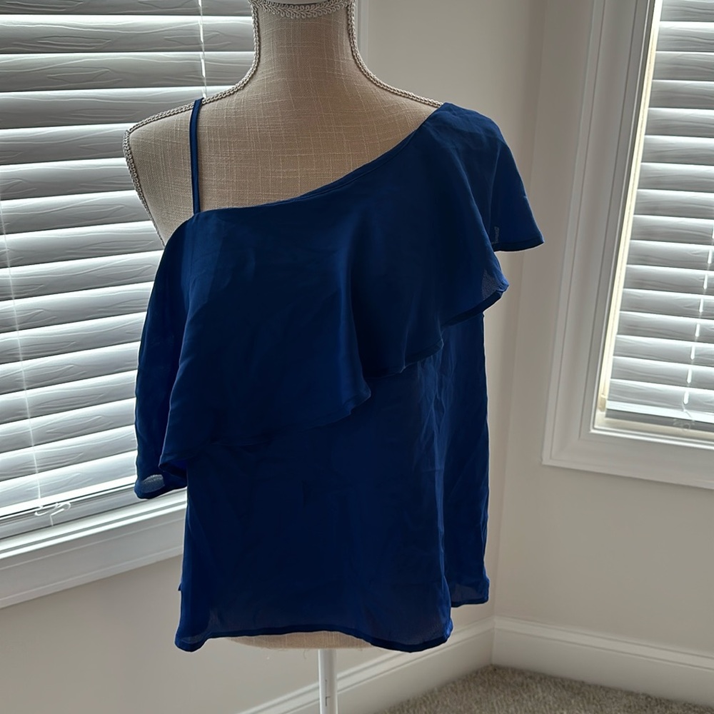 NEVERWORN. Half shoulder top.